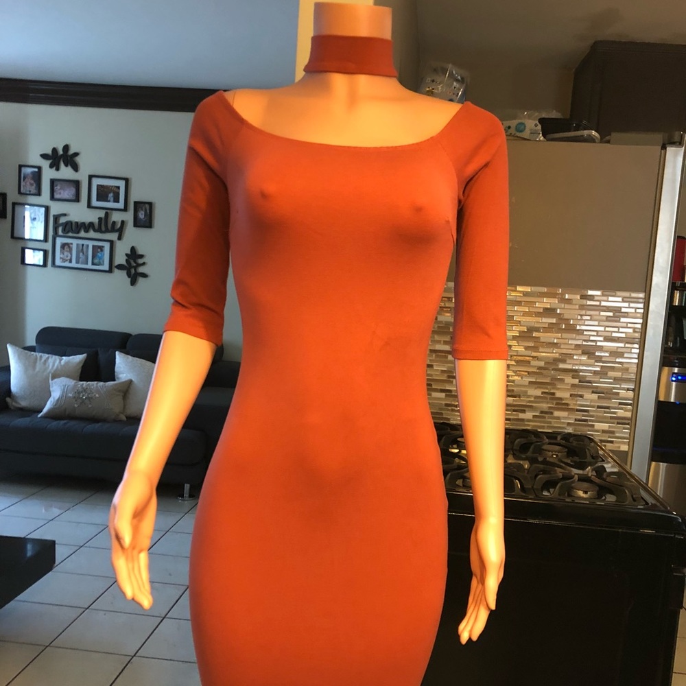 Fitted dress with chocker